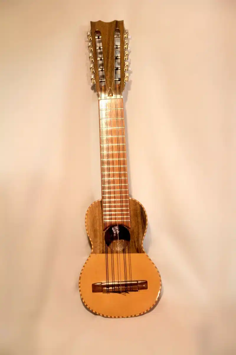 Instrumentos de Cuerda Peruanos 1 El charango y el walaycho