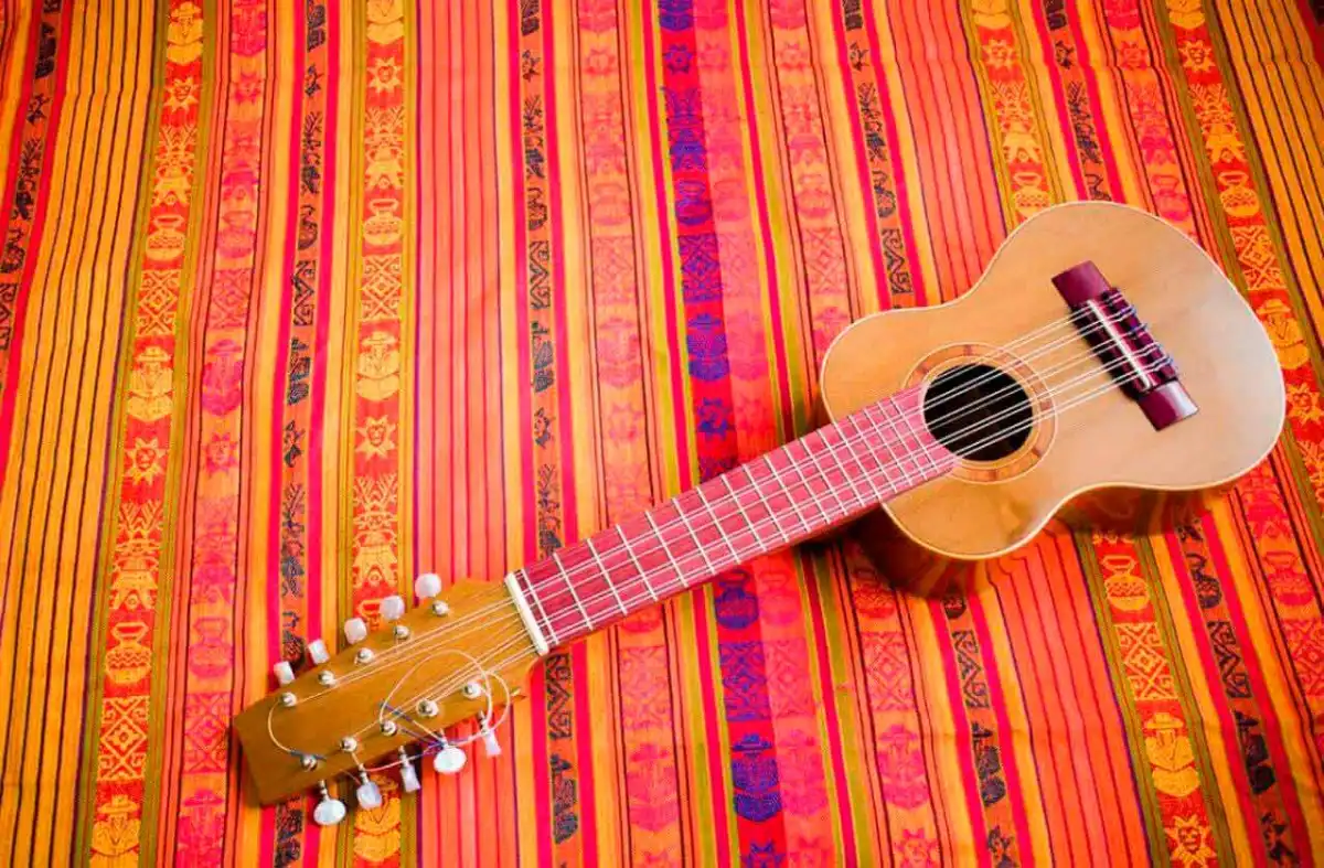 Instrumentos de Cuerda Peruanos 2 La guitarra ayacuchana y sus temples tradicionales